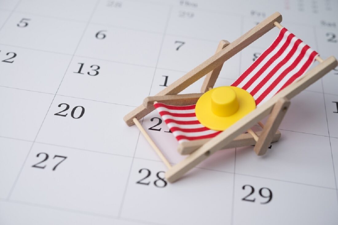 Red,Beach,Chair,And,Hat,On,White,Blank,Calendar,Background