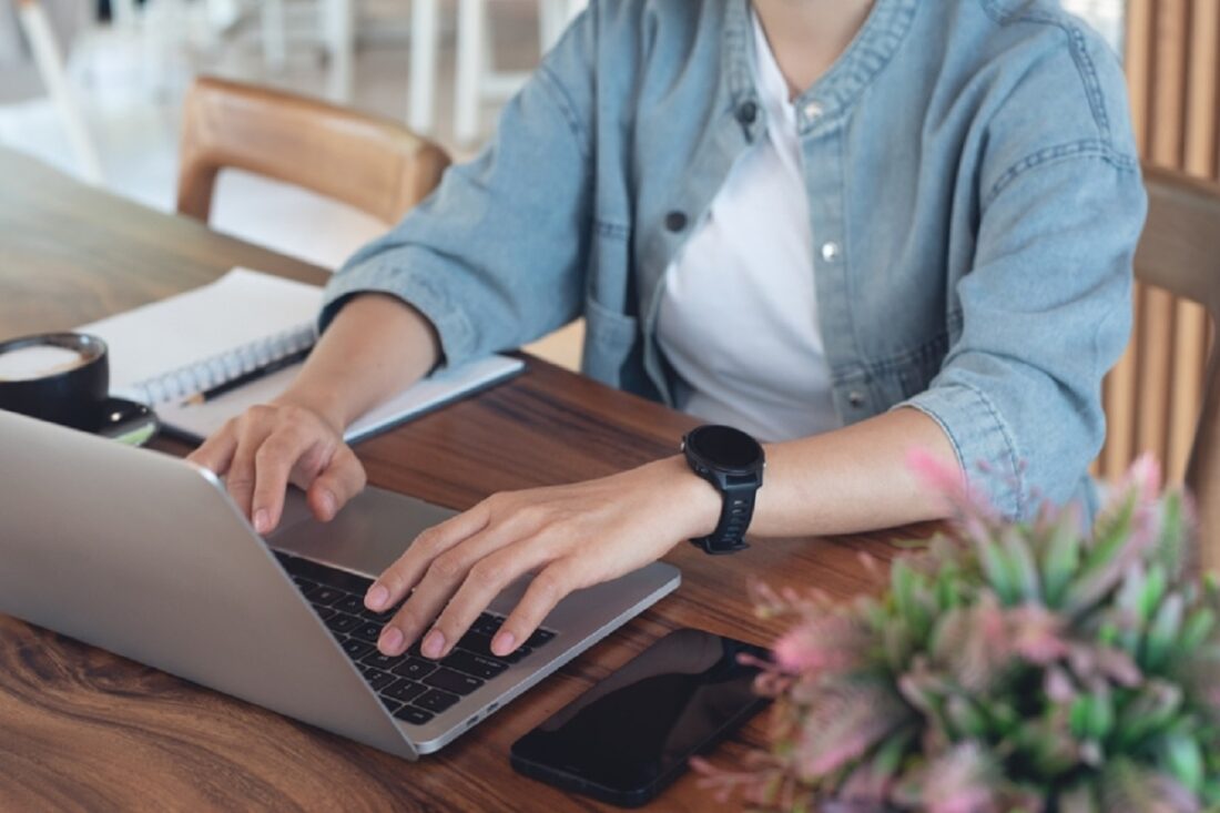 Business,Woman,Working,On,Laptop,Computer,,Surfing,Internet,At,Coffee