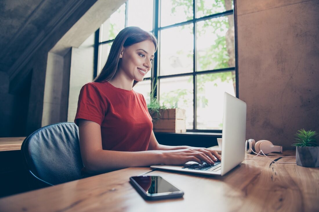 Young,,Business,Woman,Sitting,In,Workstation,,Using,Portable,Computer,Device.