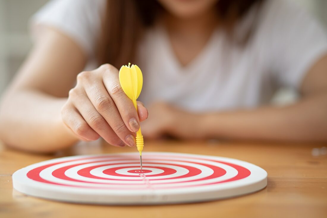 Woman,Hand,Target,On,Board,business,Investment,Goal,And,Target,Concept.