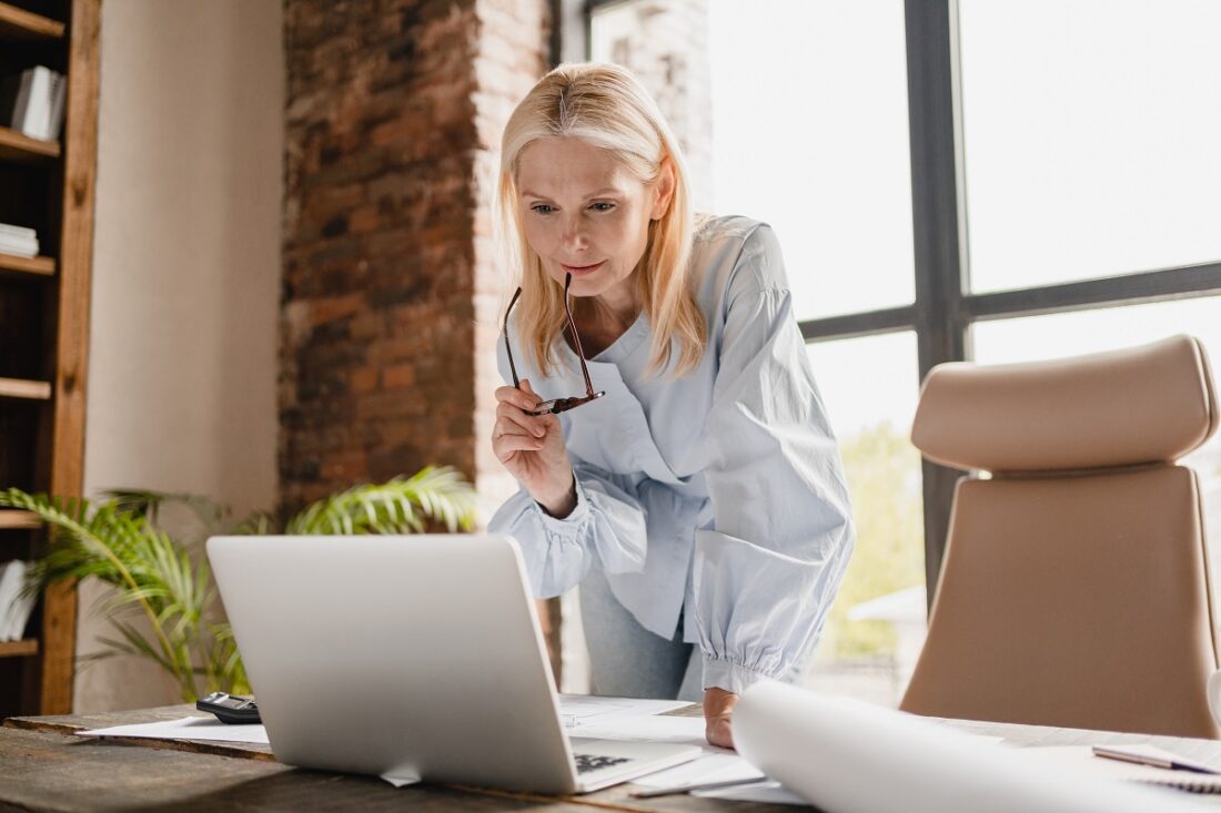 Concentrated,Caucasian,Middle-aged,Mature,Businesswoman,Ceo,Boss,Typing,On,Laptop,