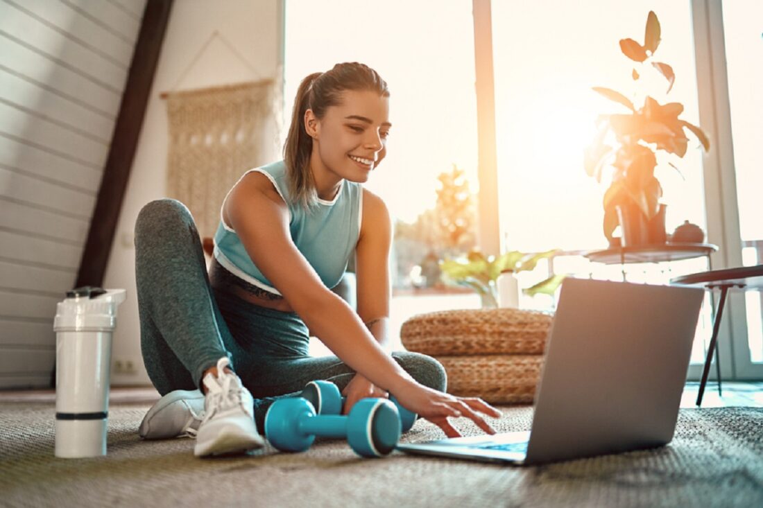 A,Sporty,Woman,In,Sportswear,Is,Sitting,On,The,Floor