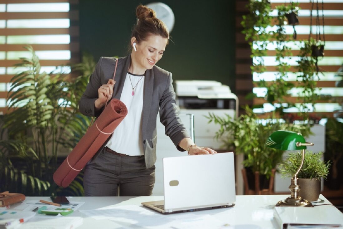 Sustainable,Workplace.,Smiling,Modern,Small,Business,Owner,Woman,At,Work